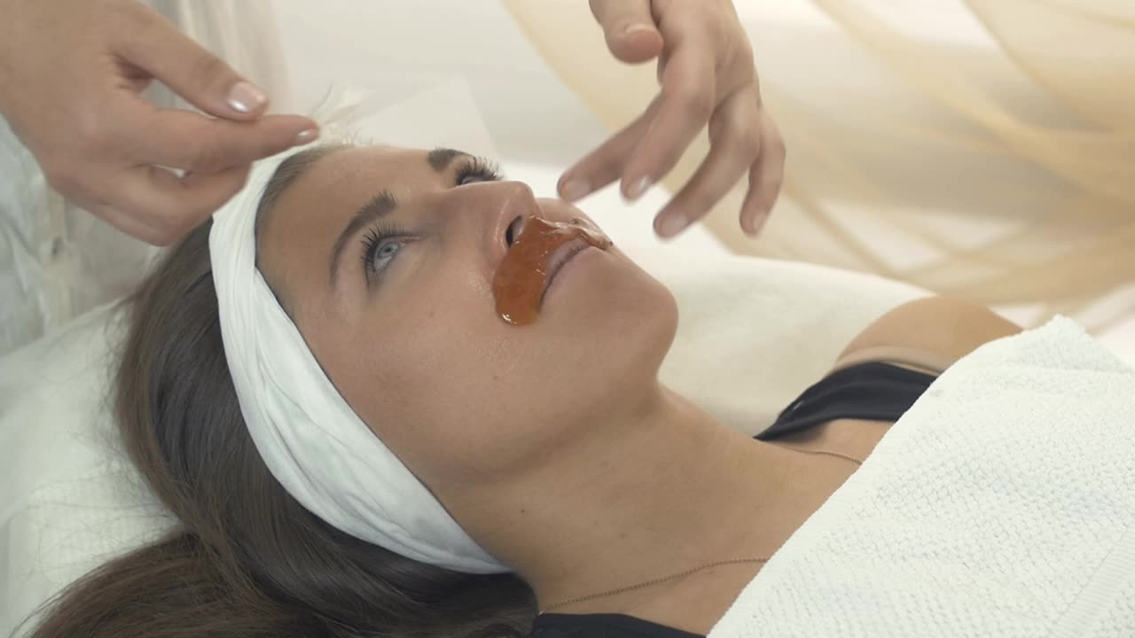 Waxbehandeling op de bovenlip